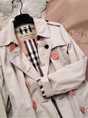 Burberry Women's Classic Light Beige Trench Coat - belt’s missing